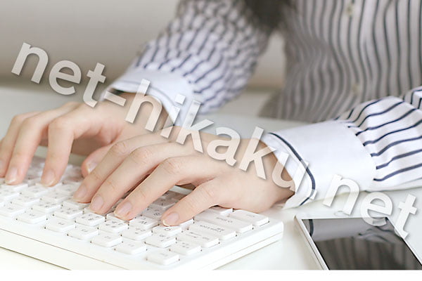 パソコンのキーボードを打つ女性