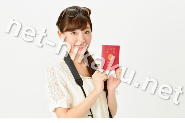 パスポートを指すカメラを持った女性